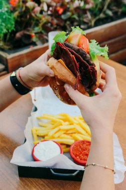 Taze sebzeli ev yapımı hamburger.