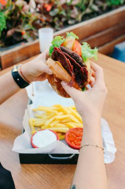 Taze sebzeli ev yapımı hamburger.