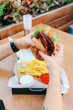 Taze sebzeli ev yapımı hamburger.