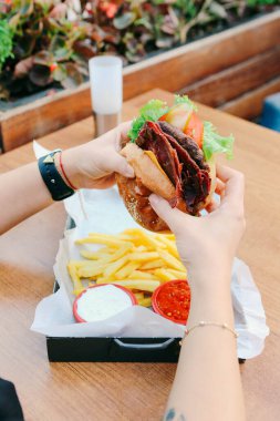 Taze sebzeli ev yapımı hamburger.