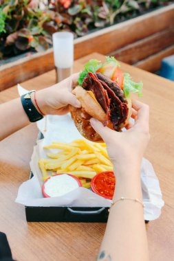 Taze sebzeli ev yapımı hamburger.