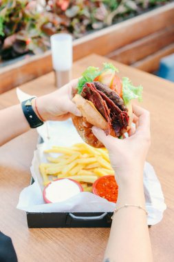 Taze sebzeli ev yapımı hamburger.