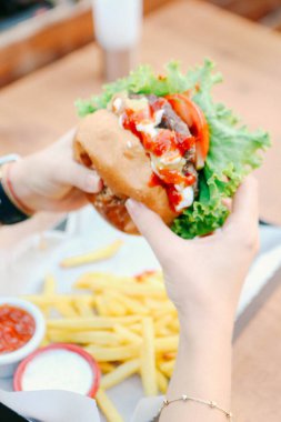 Taze sebzeli ev yapımı hamburger.