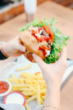 Taze sebzeli ev yapımı hamburger.