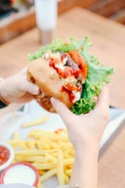 Taze sebzeli ev yapımı hamburger.