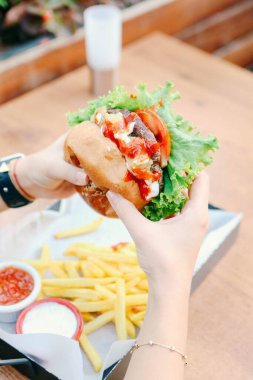 Taze sebzeli ev yapımı hamburger.