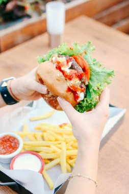 Taze sebzeli ev yapımı hamburger.