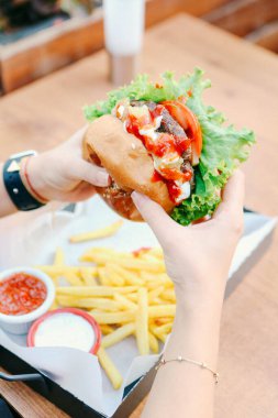 Taze sebzeli ev yapımı hamburger.