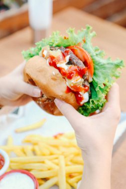 Taze sebzeli ev yapımı hamburger.