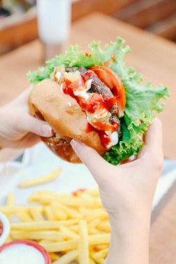 Taze sebzeli ev yapımı hamburger.