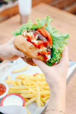 Taze sebzeli ev yapımı hamburger.