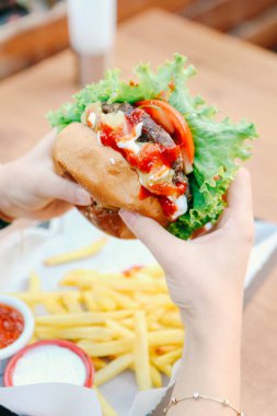 Taze sebzeli ev yapımı hamburger.
