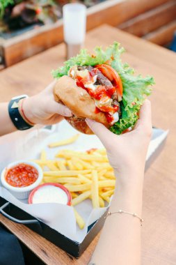 Taze sebzeli ev yapımı hamburger.