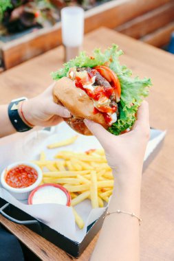 Taze sebzeli ev yapımı hamburger.