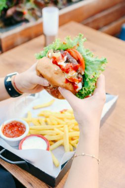 Taze sebzeli ev yapımı hamburger.