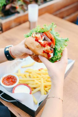 Taze sebzeli ev yapımı hamburger.