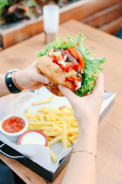 Taze sebzeli ev yapımı hamburger.