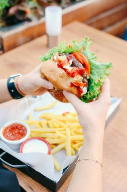 Taze sebzeli ev yapımı hamburger.