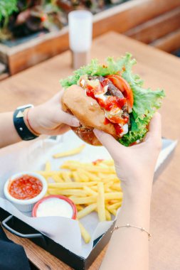 Taze sebzeli ev yapımı hamburger.