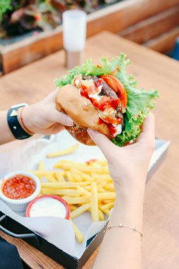 Taze sebzeli ev yapımı hamburger.