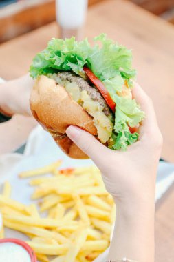 Taze sebzeli ev yapımı hamburger.