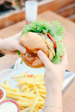 Taze sebzeli ev yapımı hamburger.