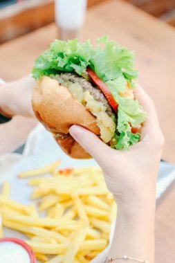 Taze sebzeli ev yapımı hamburger.