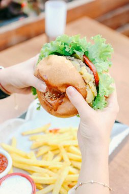 Taze sebzeli ev yapımı hamburger.