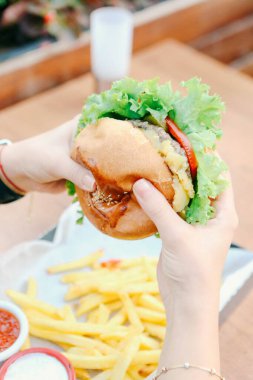 Taze sebzeli ev yapımı hamburger.