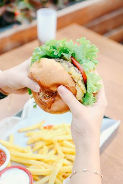 Taze sebzeli ev yapımı hamburger.