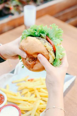 Taze sebzeli ev yapımı hamburger.