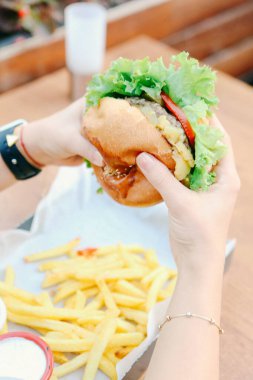 Taze sebzeli ev yapımı hamburger.