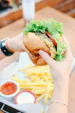 Taze sebzeli ev yapımı hamburger.