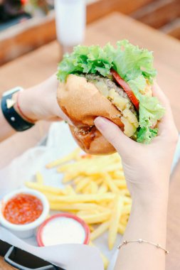 Taze sebzeli ev yapımı hamburger.