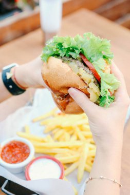 Taze sebzeli ev yapımı hamburger.