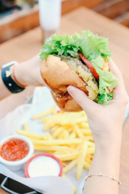 Taze sebzeli ev yapımı hamburger.