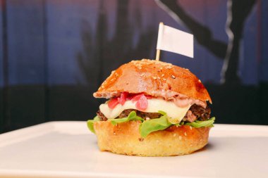 Taze sebzeli ev yapımı hamburger.