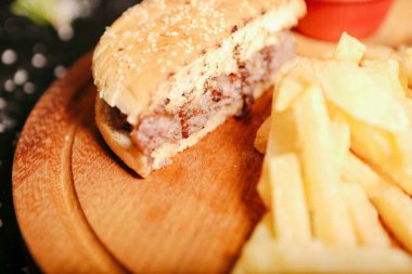 Taze sebzeli ev yapımı hamburger.