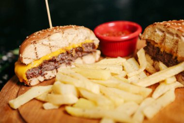 Taze sebzeli ev yapımı hamburger.