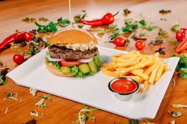 Taze sebzeli ev yapımı hamburger.