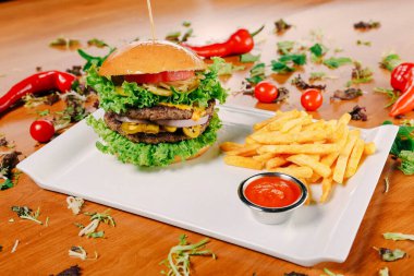 Taze sebzeli ev yapımı hamburger.