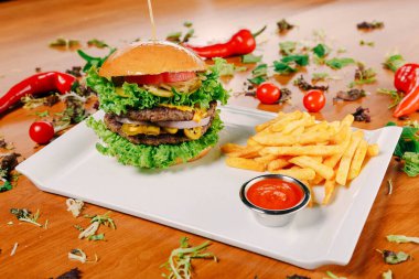 Taze sebzeli ev yapımı hamburger.