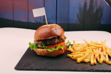 Taze sebzeli ev yapımı hamburger.