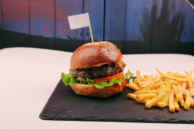 Taze sebzeli ev yapımı hamburger.