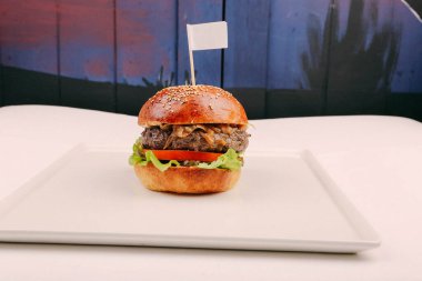 Taze sebzeli ev yapımı hamburger.