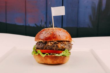 Taze sebzeli ev yapımı hamburger.