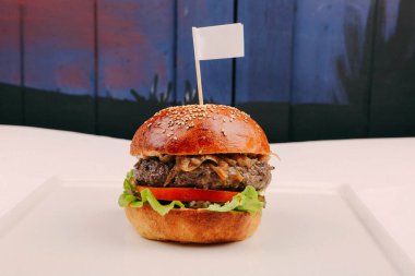 Taze sebzeli ev yapımı hamburger.