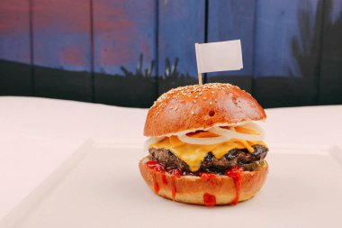 Taze sebzeli ev yapımı hamburger.