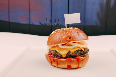 Taze sebzeli ev yapımı hamburger.