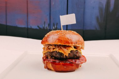 Taze sebzeli ev yapımı hamburger.